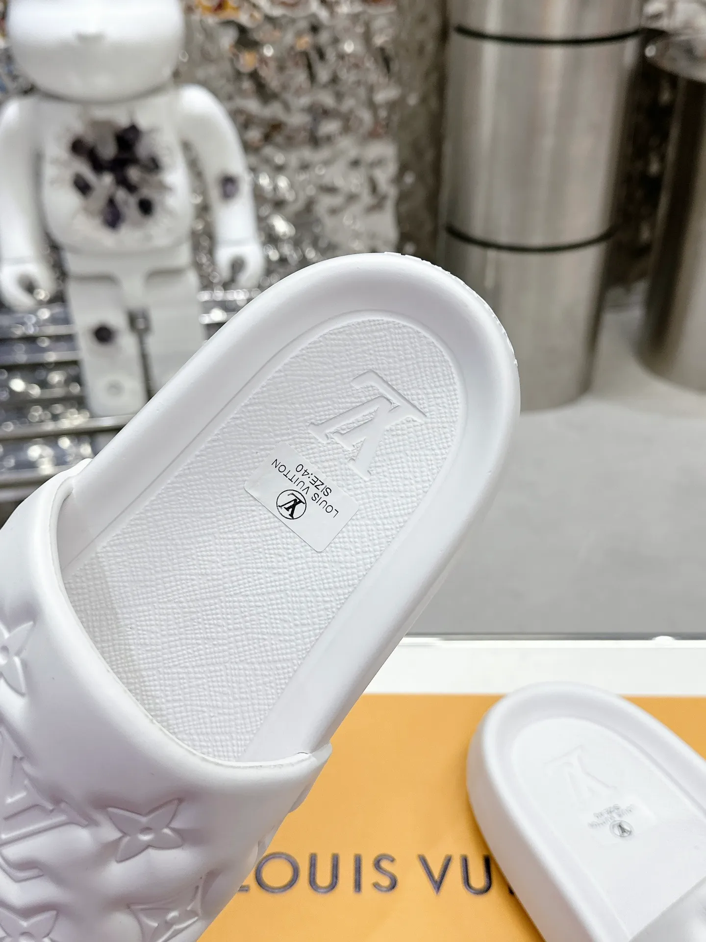 [L Home] P: 280💰 ▪️Shoe size: Women's 35-40 Men's 38-46▪️Packaging: Counter top quality~original packaging 𝟐𝟎𝟐5 Louis Vuitton counter's new embossed slippers, lv monogram embossed slippers, Waterfront sandals are back with a new look, and the upper buckle is embossed with lv's iconic Monogram pattern. Made of waterproof rubber with a comfortable and resilient insole. The lightweight, flexible outsole is embossed with the Louis Vuitton logo. ▪️Fabric: Original molded rubber foam surface ▪️Technology: embossed logo ▪️Sole: Original molded rubber foam outsole ▪️Sole thickness: 3CM.